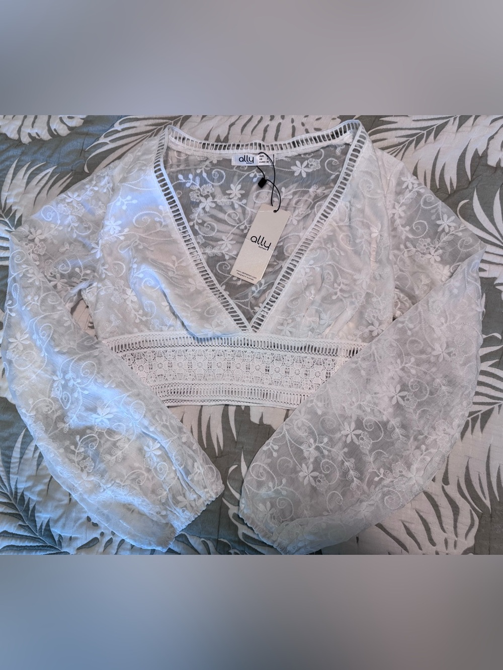 NWT white embroidered lace long-sleeve crop top XS